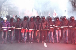 Scontri Cremona:momenti tensione corteo,sparati lacrimogeni