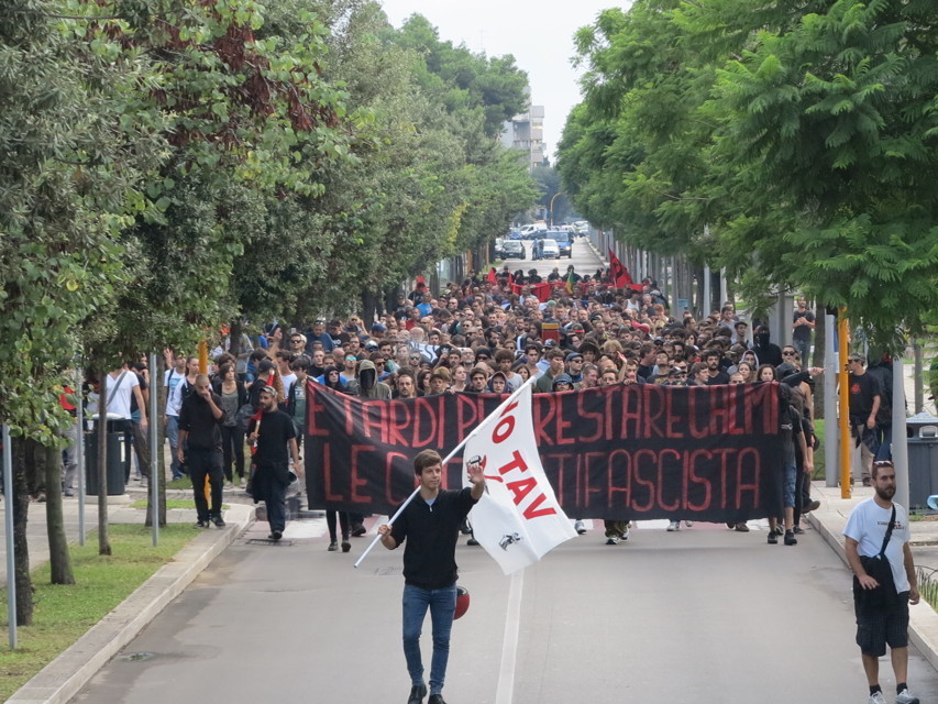 Corteo antifa in occasione del raduno nazionale di CasaPound a Lecce